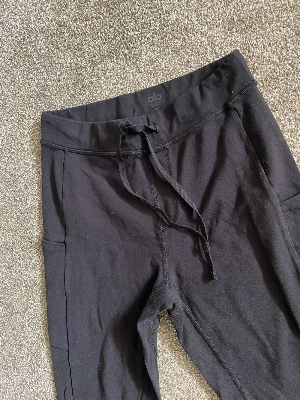 ALO Yoga Black Women's High-Rise Leggings with Drawstring and side pockets - Picture 2 of 6